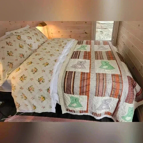 Vintage  Handmade Quilt Blanket - Picture 15 of 15